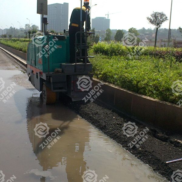 长沙万家丽路改造施工--路肩边缘台阶铣刨