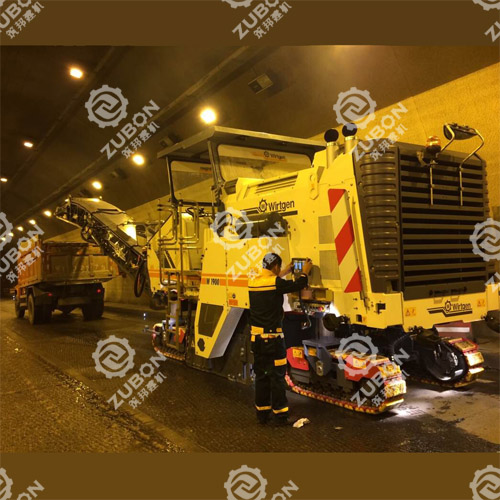 湖北鄂西高速鱼泉溪隊道水泥路面超精铣刨，铣刨后路面随即可恢复通车。