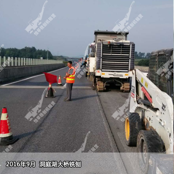  湖南岳阳洞庭湖大桥精铣刨